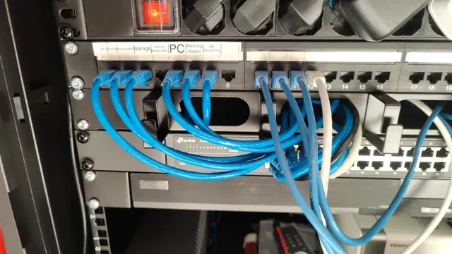 Rack-Schrank mit sortierter Netzwerkverkabelung.
