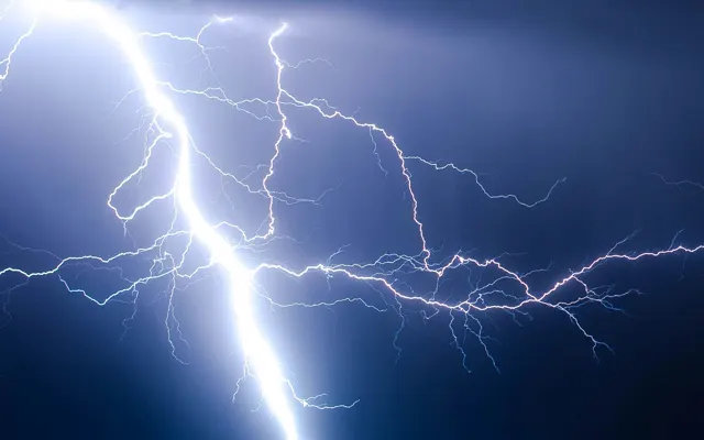 Blitz bei Nacht unter Gewitterwolke (Symbolbild).